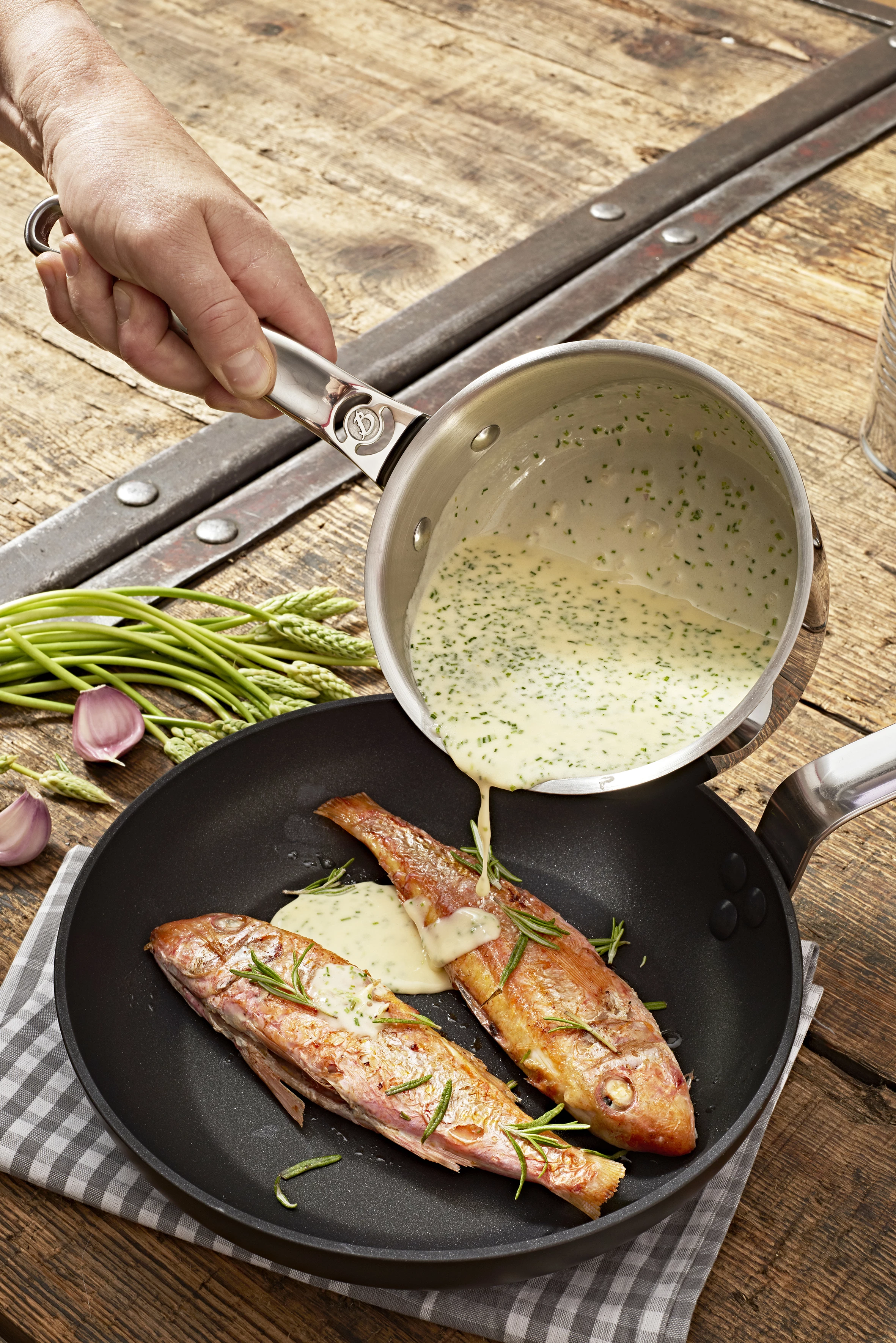 SAUTEUSE MILADY BOMBEE AVEC QUEUE EN FONTE D'INOX